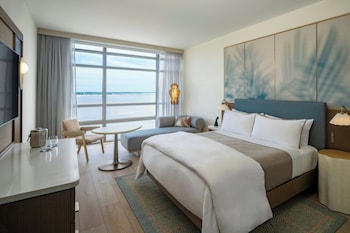 Deluxe Room, 1 King Bed, High Floor, Bay View