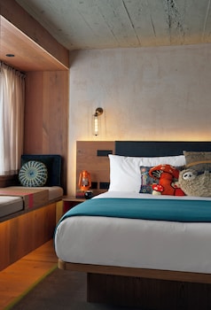 Room, 1 King Bed (Skyline)
