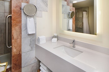 Standard Room, 1 King Bed, Club Lounge Access