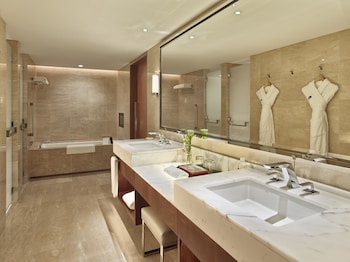 Club Deluxe Room City View King Bed