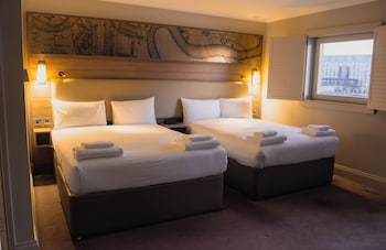 6-Bed Room
