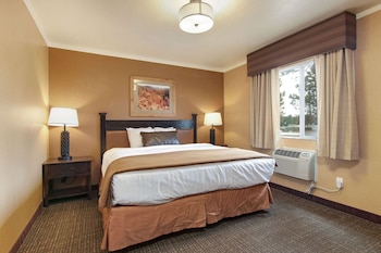 Suite, Multiple Beds, Refrigerator & Microwave, Courtyard View