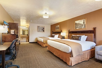 Standard Room, 2 Queen Beds, Refrigerator & Microwave, Lake View