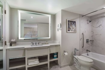 Suite, 1 King Bed (Back Patio Split Level)