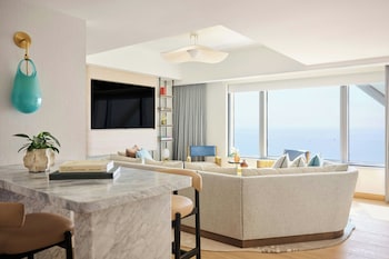 Club Suite, 1 King Bed, Corner