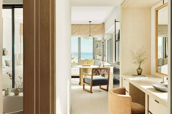 Room, 1 King Bed, Corner (Seascape)