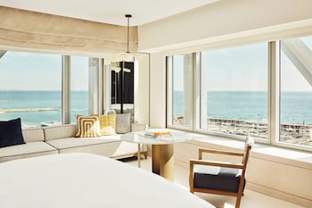 Room, 1 King Bed, Corner (Seascape)