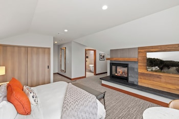 Deluxe Suite (Waterfall)