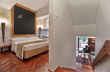 Parklane Split Level Studio - 3-5 Minutes Walking Distance to Annex Building