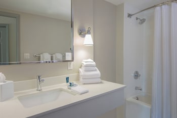 Room, 1 Queen Bed (Mobility/Hearing Accessible, Tub)