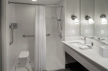 Room, 1 Queen Bed (Mobility/Hearing Access, Roll-In Shwr)