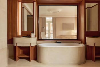 Deluxe Park Suite
