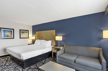 Standard Room, 1 Queen Bed, Non Smoking, Refrigerator & Microwave