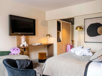 Privilege Room - a double bed and a trundle bed  for 2 people
