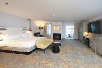 Junior Suite, 1 King Bed, Balcony