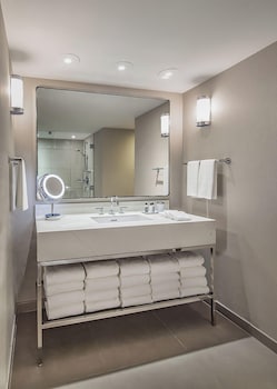 Deluxe Room, 1 King Bed, Accessible, Bathtub