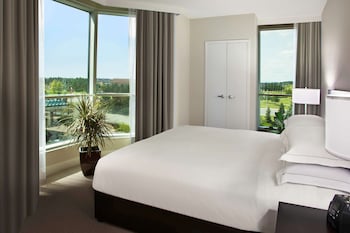 Deluxe Suite, 1 King Bed, Kitchen