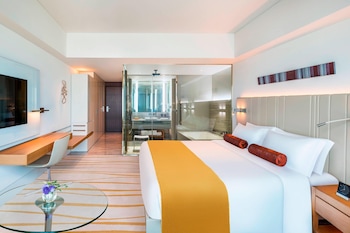 Club Deluxe King with Club Lounge Access