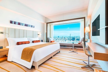 Club Deluxe King with Club Lounge Access
