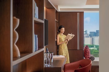 Grand Deluxe Premier King with Club Lounge Access