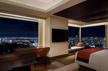 Grand Deluxe Corner King with Club Lounge Access