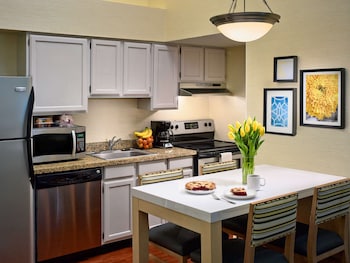 Studio Suite, 2 Queen Beds, Fireplace (Kitchen)