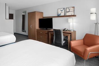 Room, 2 Queen Beds (Mobility/Hearing Accessible, Tub)
