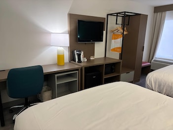 Standard Room, 2 Queen Beds, Non Smoking, Patio