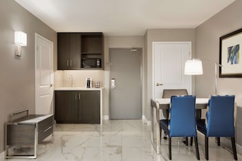Suite, 1 King Bed, Accessible, Bathtub