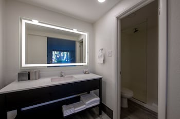 Standard Room, 2 Queen Beds, Courtyard View
