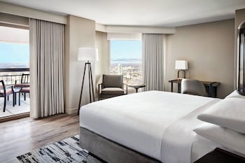 Room, 1 King Bed (Mobility/Hearing Access, Roll-In Shwr)