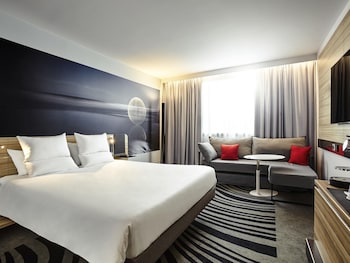 Deluxe Room, 1 Queen Bed with Sofa bed
