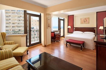 Club Suite, 1 Queen Bed, Smoking, City View