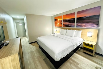 Room, 1 King Bed, Accessible, Non Smoking (Mobility Room, Bathtub W/ Grab Bars)