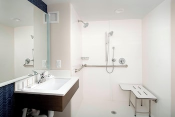 Room, 1 King Bed, Hearing Accessible (Accessible Bathtub)