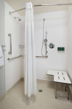 Deluxe Room, 2 Queen Beds, Accessible (Roll In Shower)