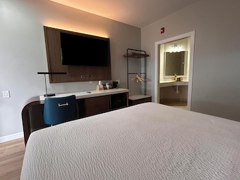Standard Room, 1 King Bed, Accessible, Refrigerator & Microwave