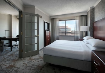 Suite, 1 King Bed, Balcony