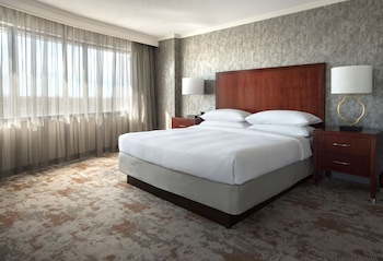 Suite, 1 King Bed, Accessible, Corner (Roll-In Shower, 2 Rooms)