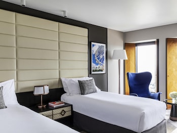 Superior Room, 2 Twin Beds, City View