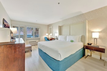 Deluxe Room, 1 King Bed, Balcony, Ocean View (Ocean View with One King Bed, Private)