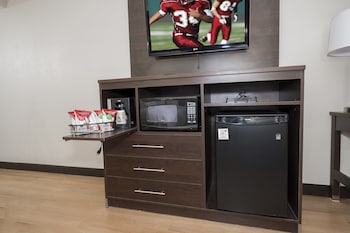 Premium Room, 1 King Bed, Poolside (Upgraded Bedding & Snack, Smoke Free)