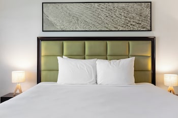 Room, 1 King Bed, Garden View