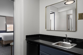 Superior Room, 1 King Bed (Wet bar)