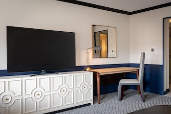 Suite, 1 King Bed, Accessible (Roll-In Shower)