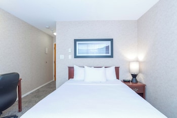 Standard Room, 1 Queen Bed
