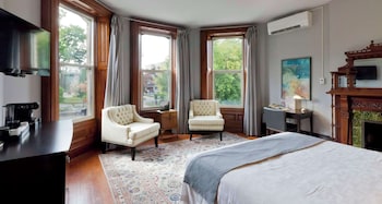 Standard Room, 1 King Bed, Non Smoking (Larger Room)