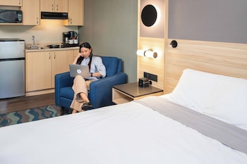 One Queen Bed Kitchenette