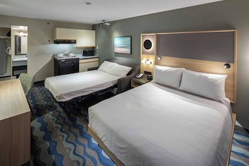 One Queen Bed Kitchenette