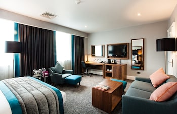 Junior Suite, 1 Queen Bed, Club Lounge Access (Lounge Access)